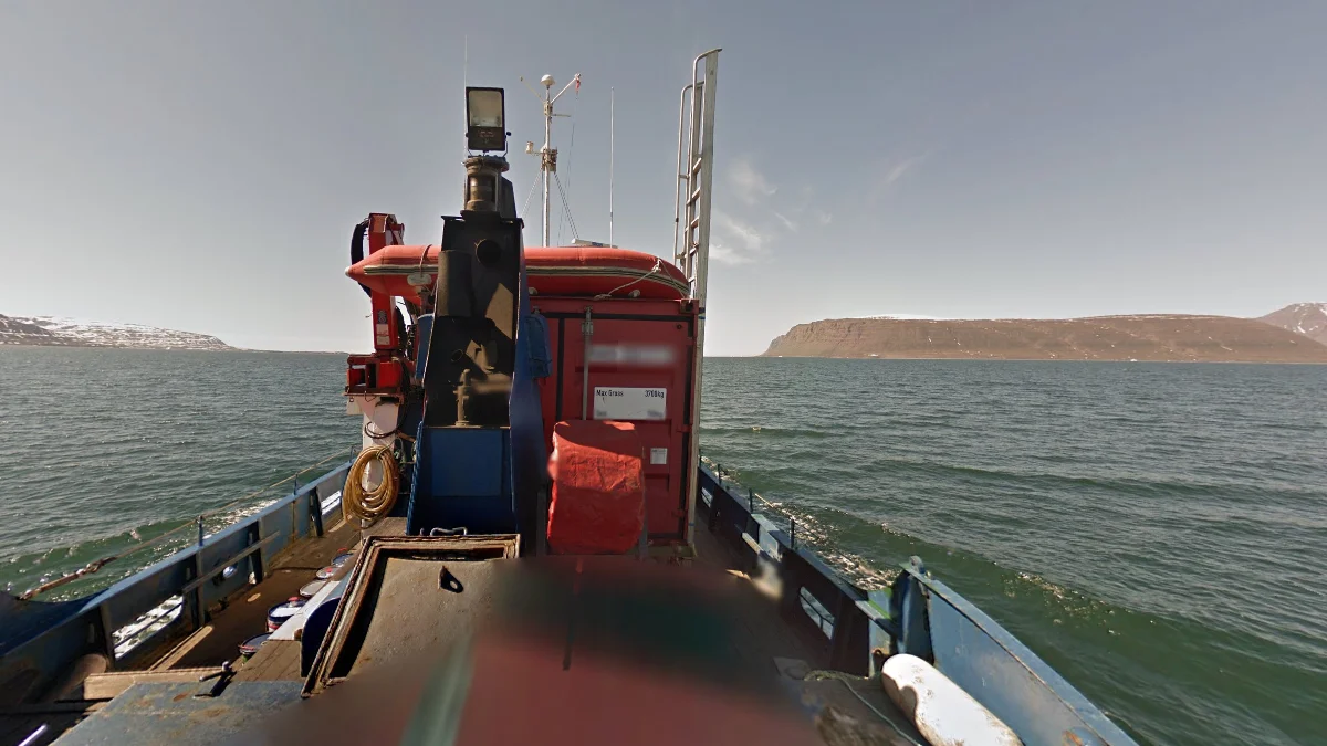 阿庫納克附近紅色方艙船