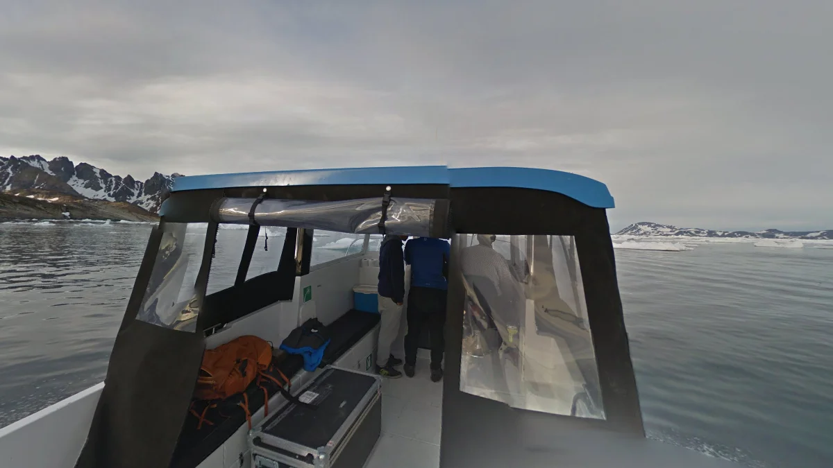 庫米特塔西拉克之間藍頂船