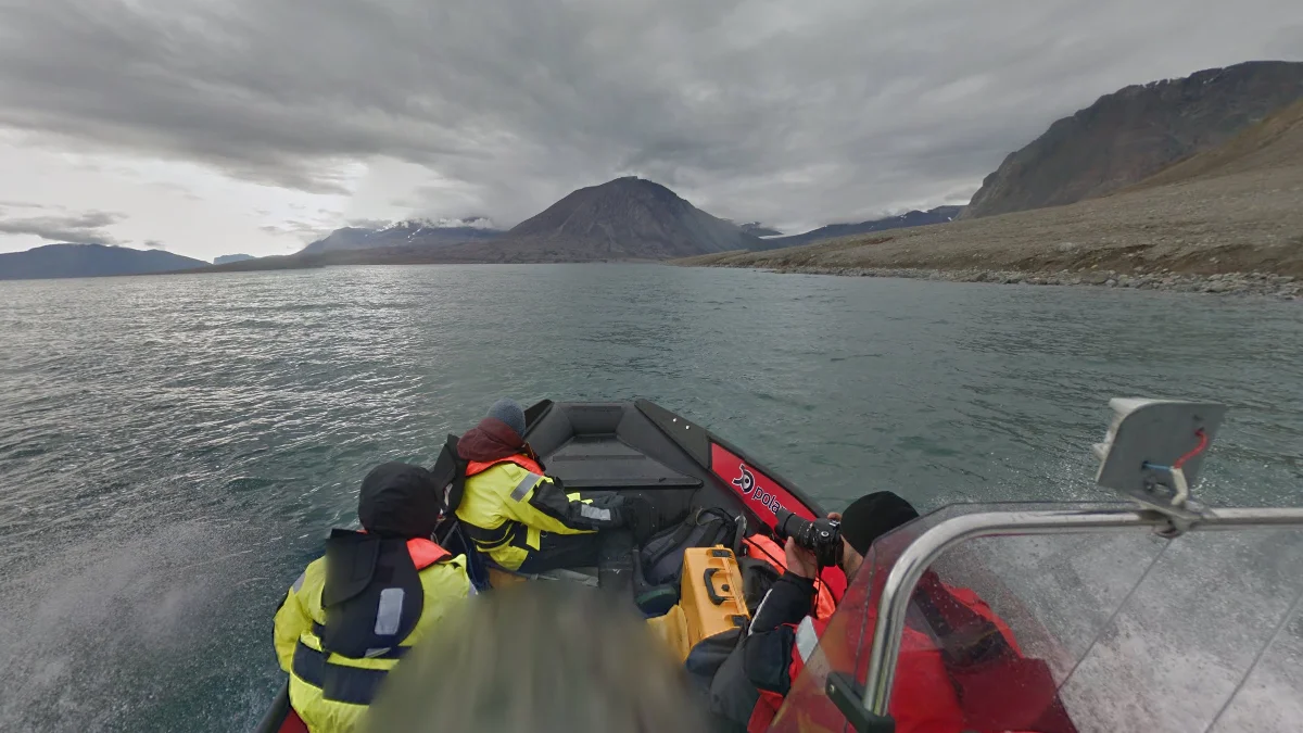 東海岸北部峽灣紅黑小船