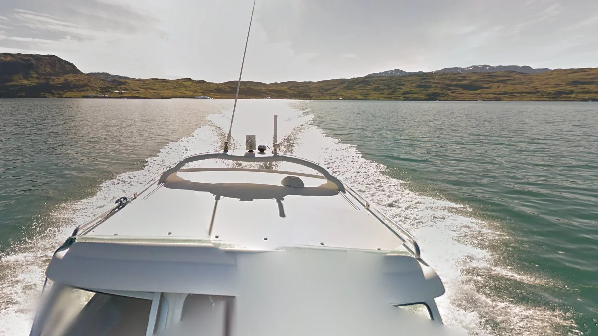 納爾薩爾蘇瓦克對岸全白大船