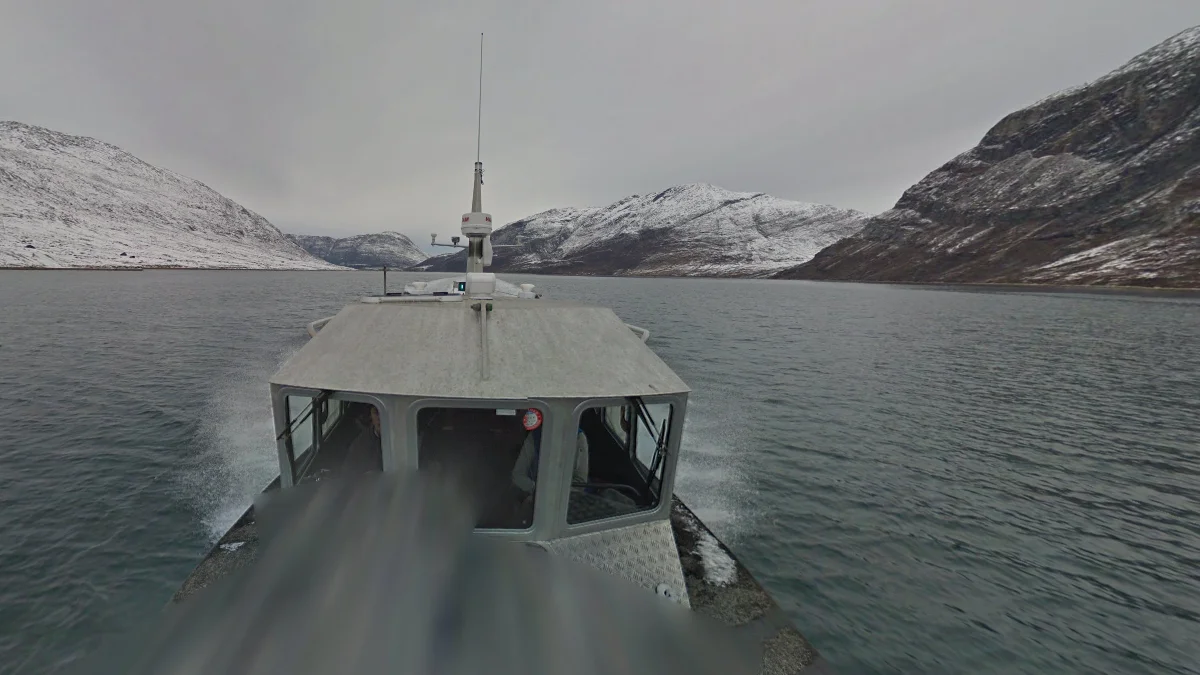 努克東部灰色船隻