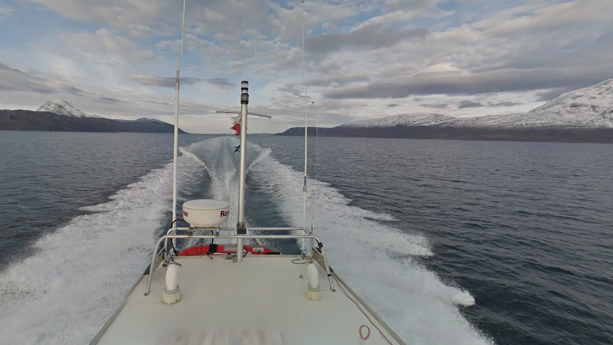 努克東部峽灣高天線白船