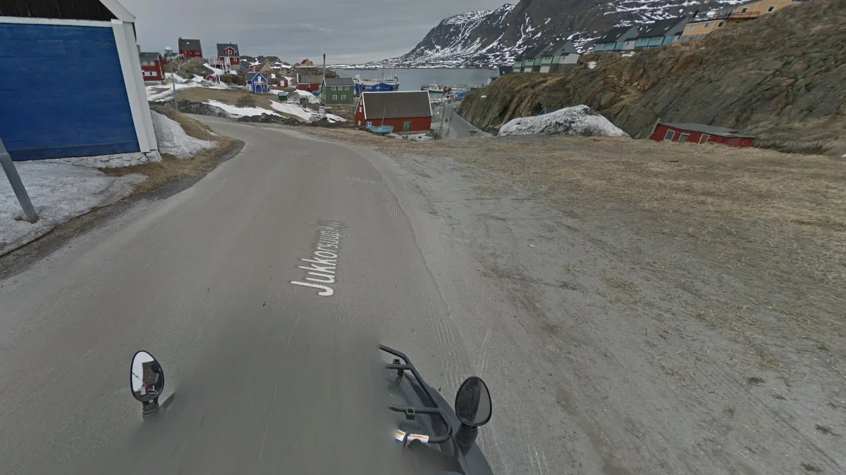 西西米烏特黑色雪地摩托車