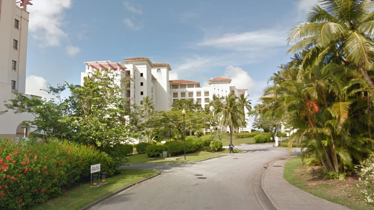 LeoPalace度假村橘色瓦片屋頂