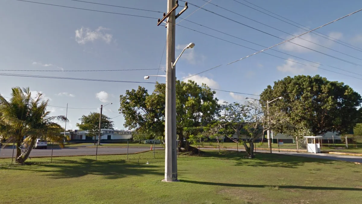 關島粗大混凝土電線桿