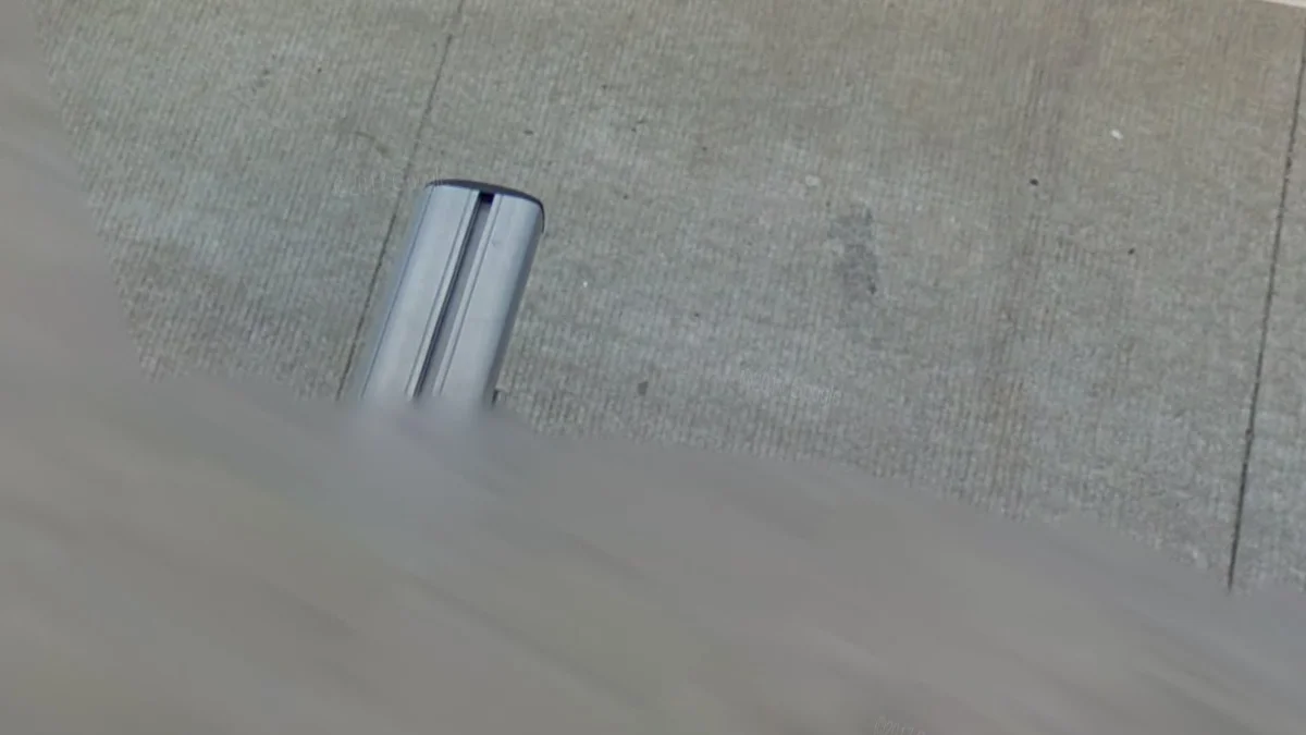 街景車右上方橫桿朝前