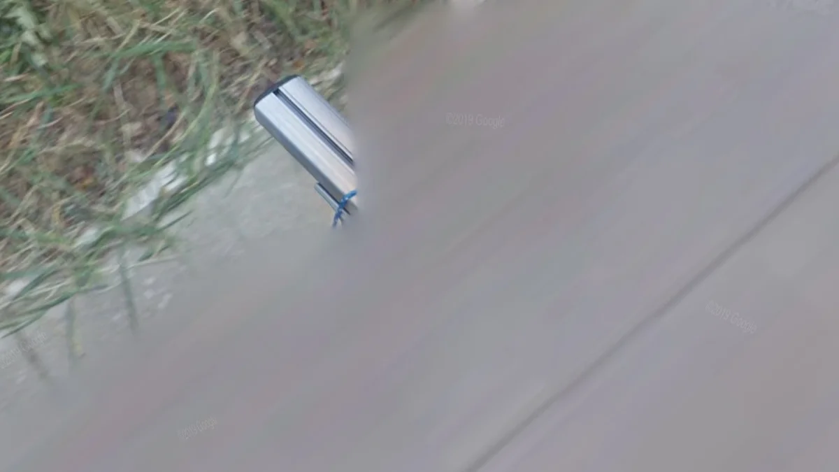 右下方橫桿藍色繩索