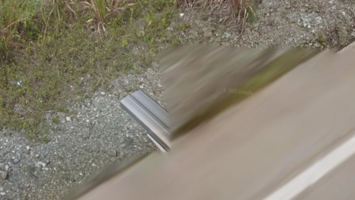 右下方橫桿缺少黑色帽蓋