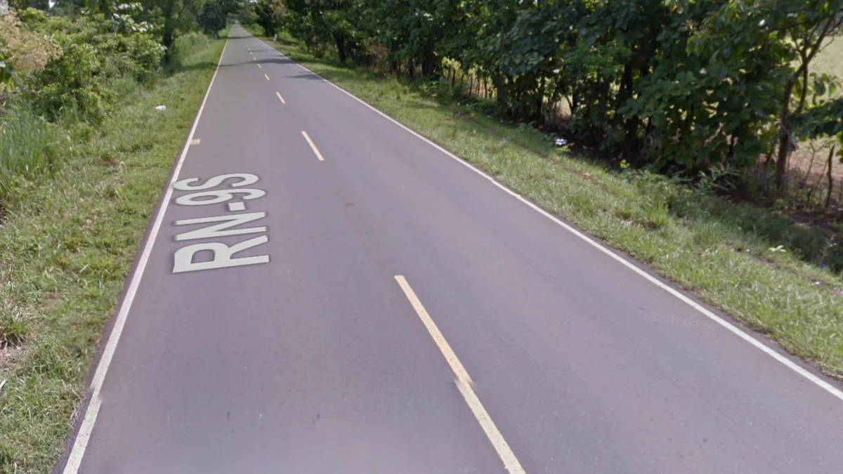 單條黃色中線與白色外線