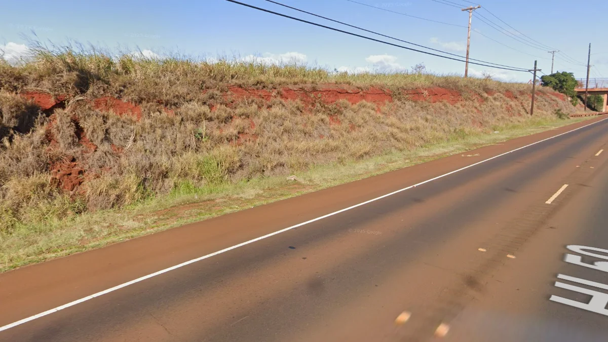 考艾島深紅土壤與崎嶇山丘
