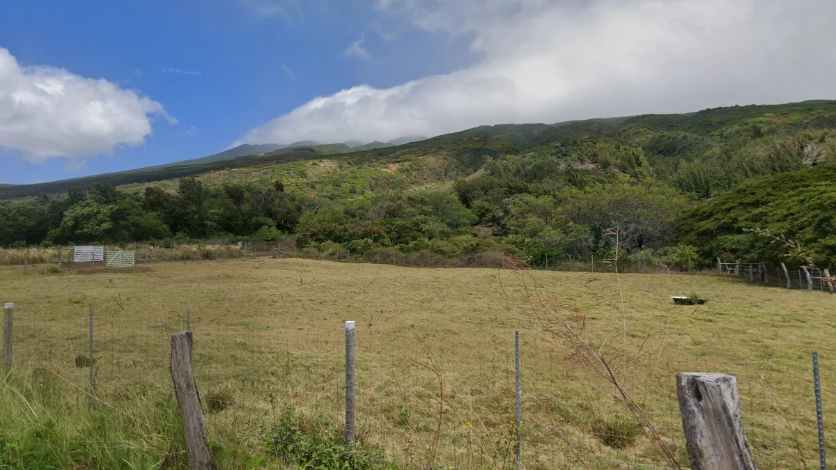 摩洛凱島深紅土壤與火山