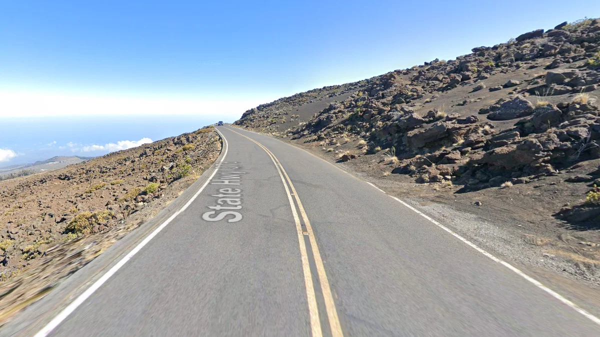 紅山獨特貧瘠紅色岩石