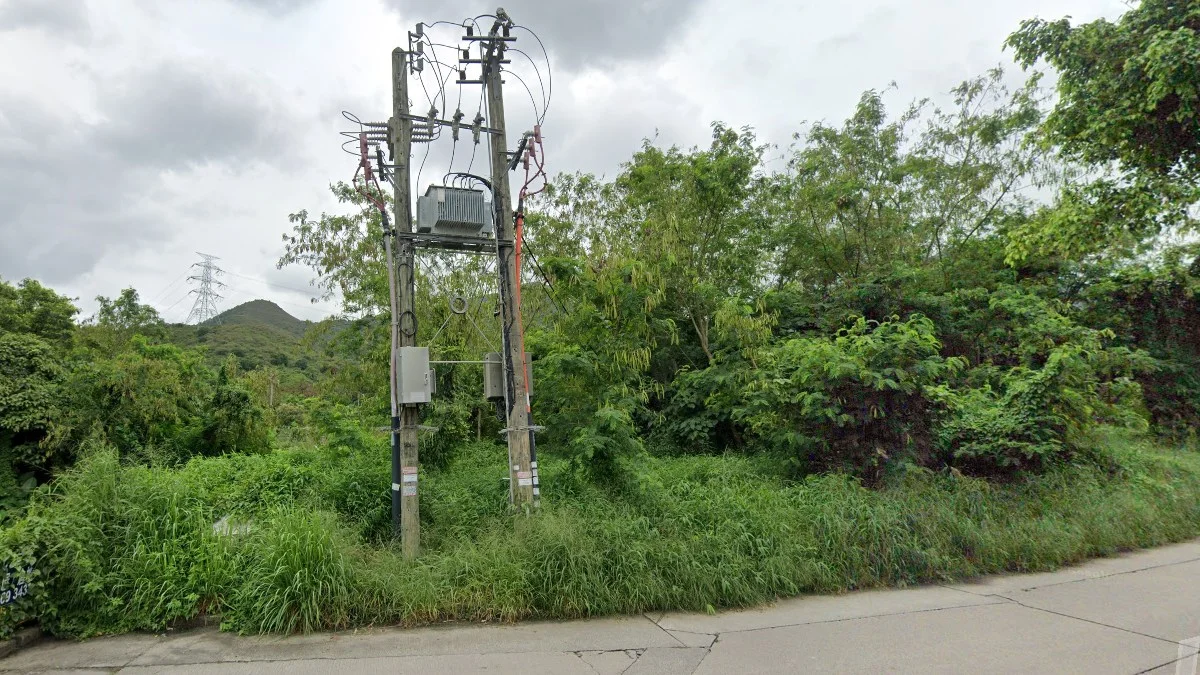 鄉村圓柱形木製電線桿