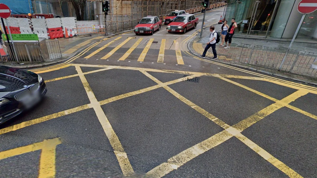 黃色行人穿越道與網格線