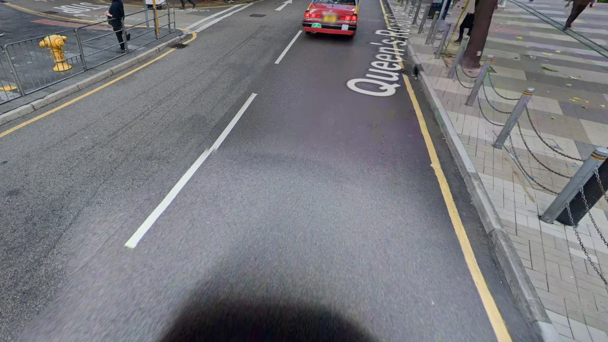 白色中心線與混凝土路面