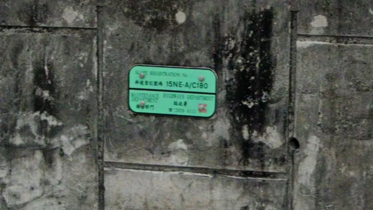 山坡風化岩壁與牌匾