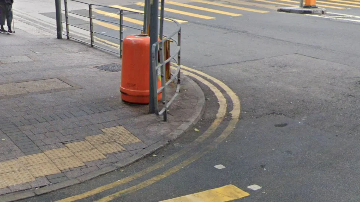 亮橘色人行道垃圾桶