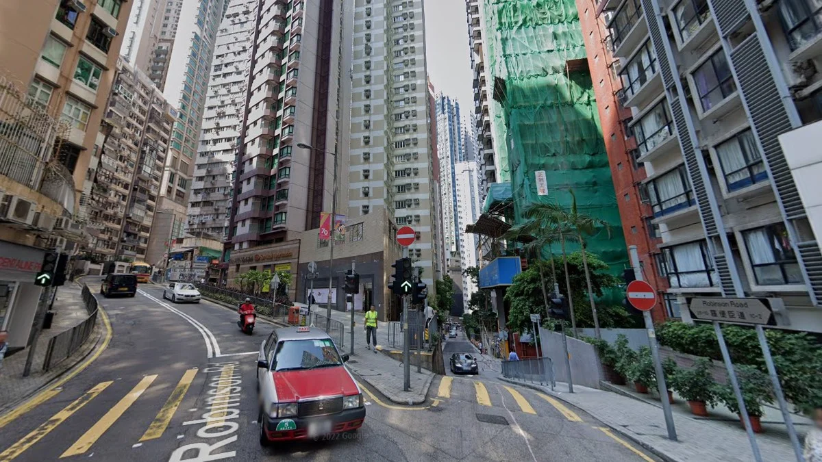 半山區高層公寓與山勢