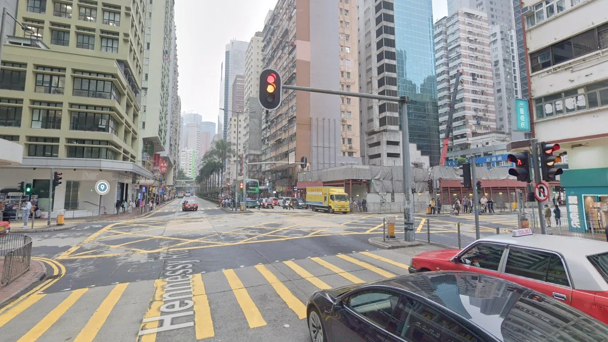 城市摩天大樓與繁忙街道