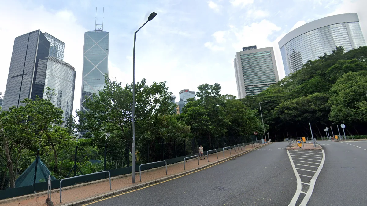 底部寬大圓柱形燈柱