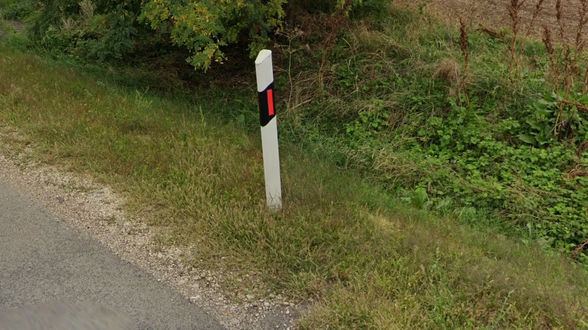 紅白楔形護柱與反光板