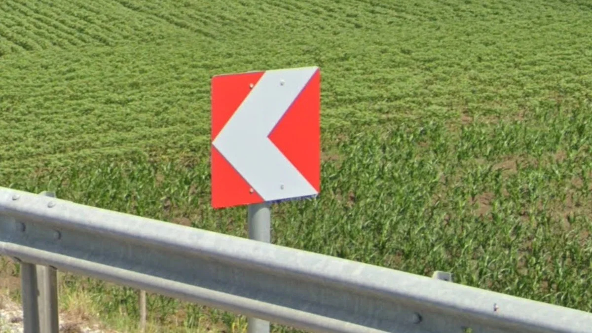 紅底白字V形標誌