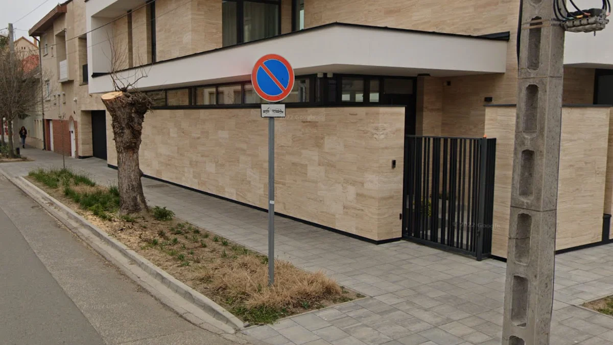 異常高聳路標柱