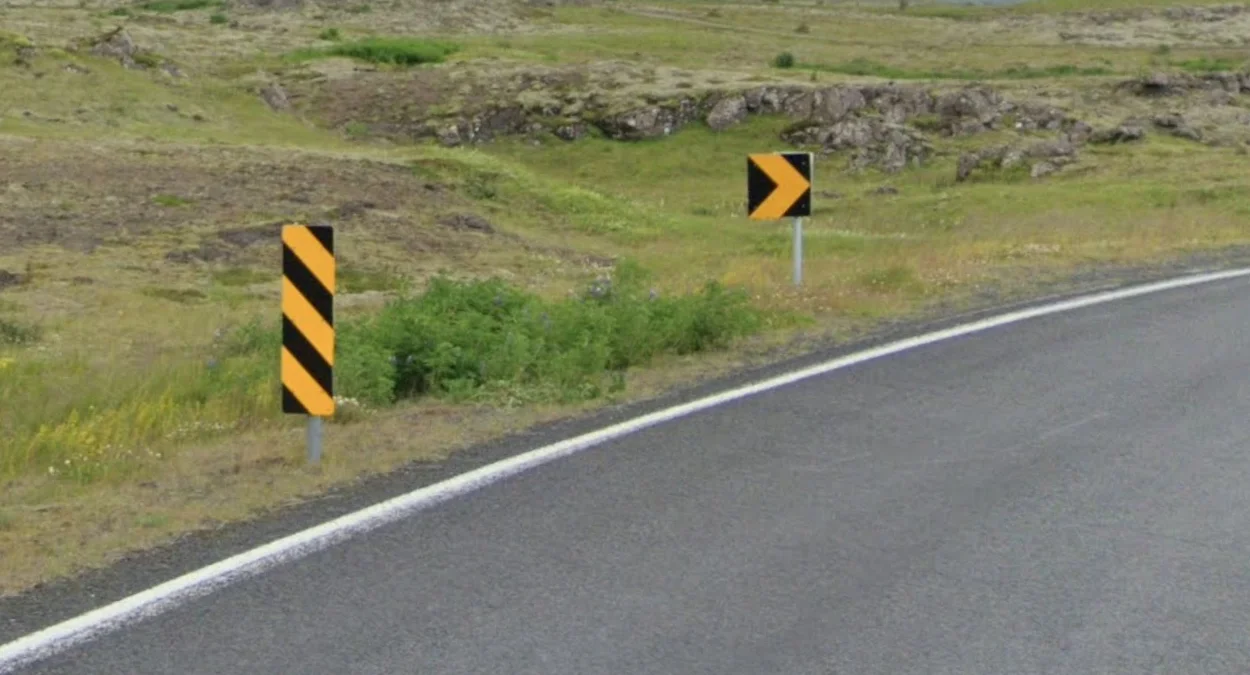 黑底黃箭頭導向標誌