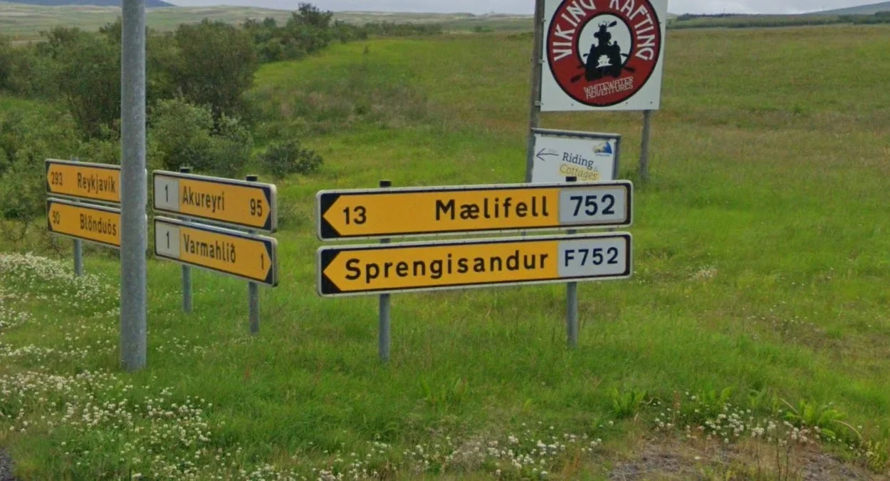 黃色道路方向標誌