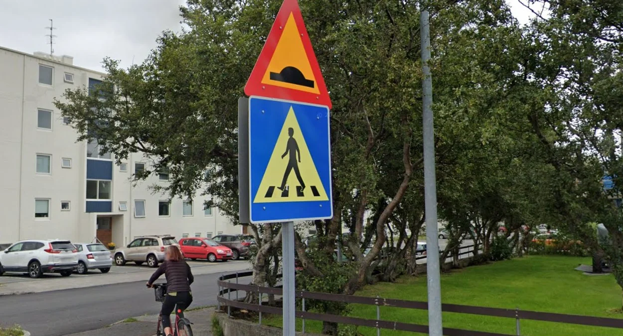 四條紋黃色人行道標誌