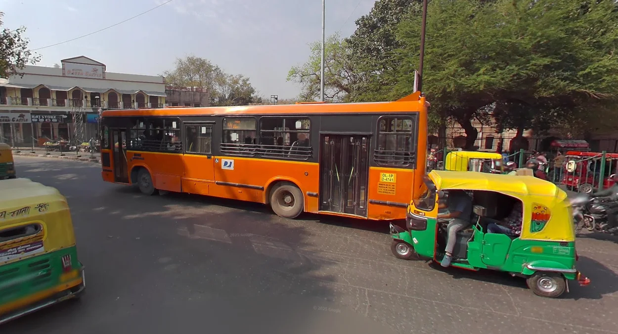 德里橙綠色巴士