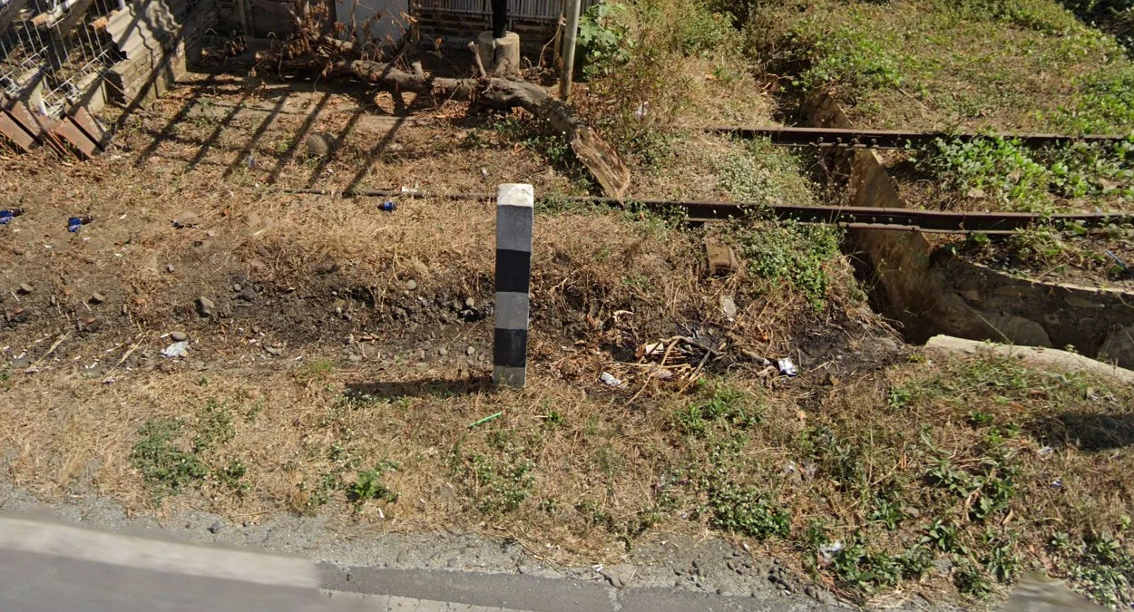 印尼黑白黃黑路樁