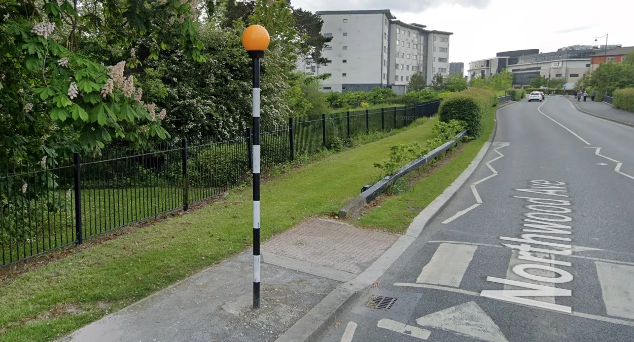 黑白行人標誌柱