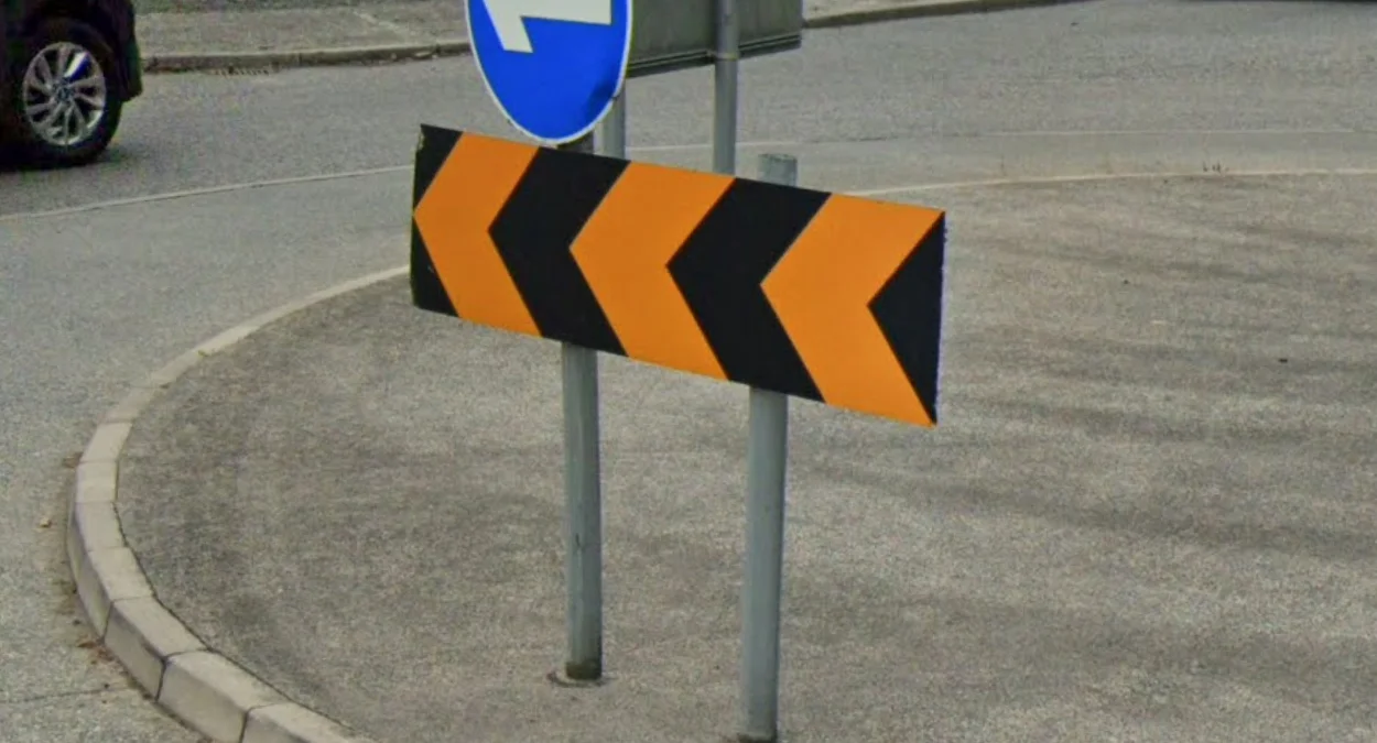 黃底黑箭導向標誌