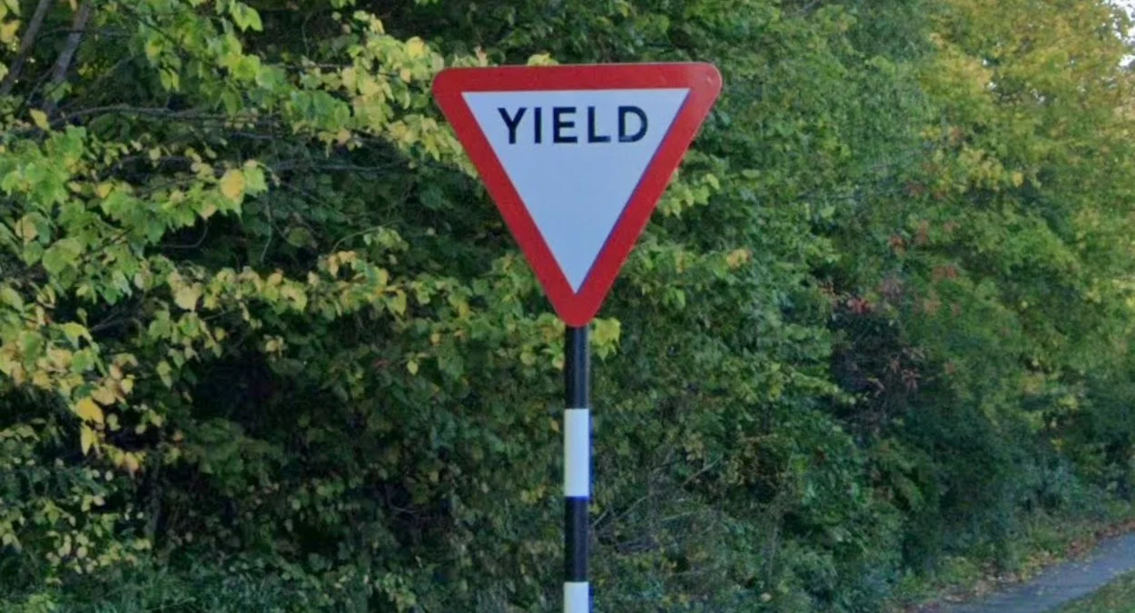 讓路標誌上的YIELD字樣