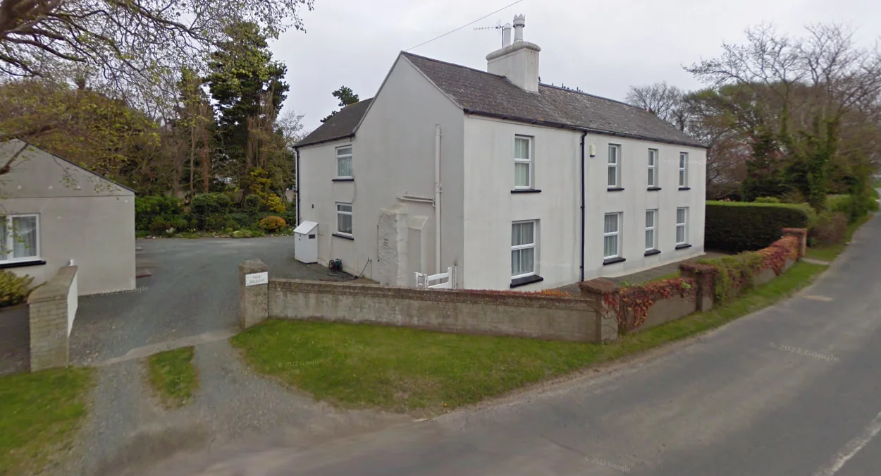 粉刷白色房屋牆壁