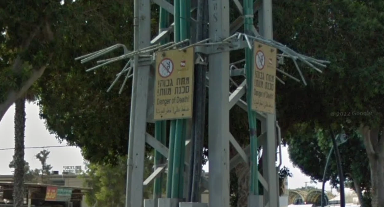 電線桿黃色警告標誌