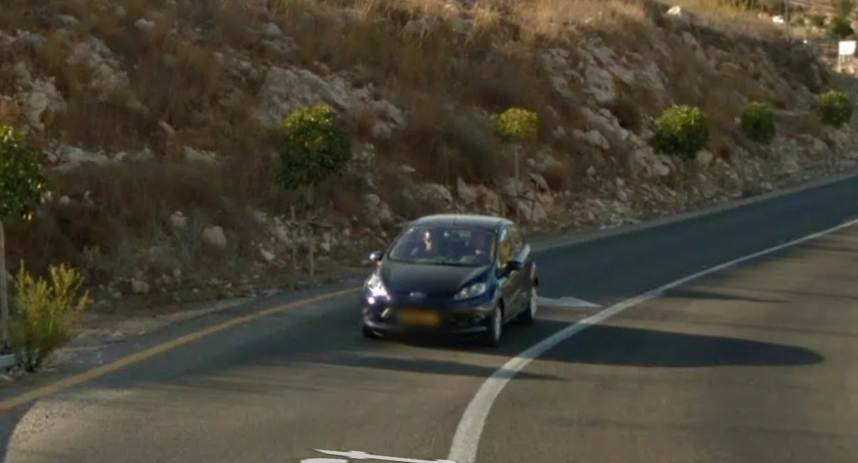 西北部深藍色福特隨行車