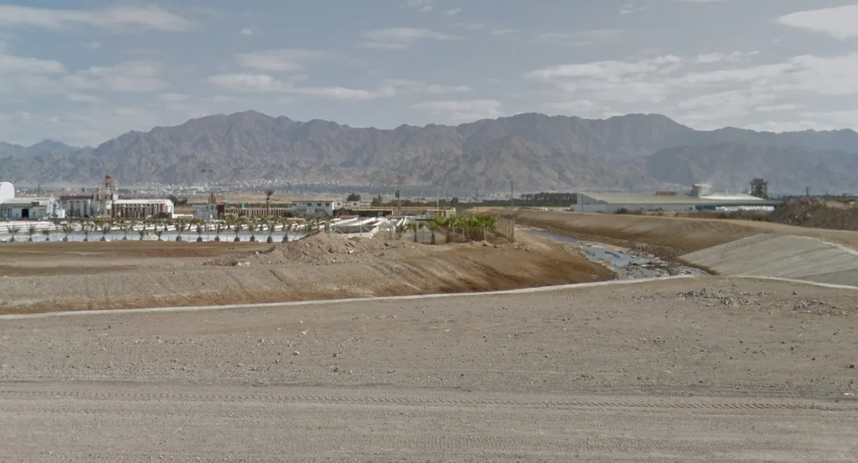 埃拉特東部高聳岩石山脈