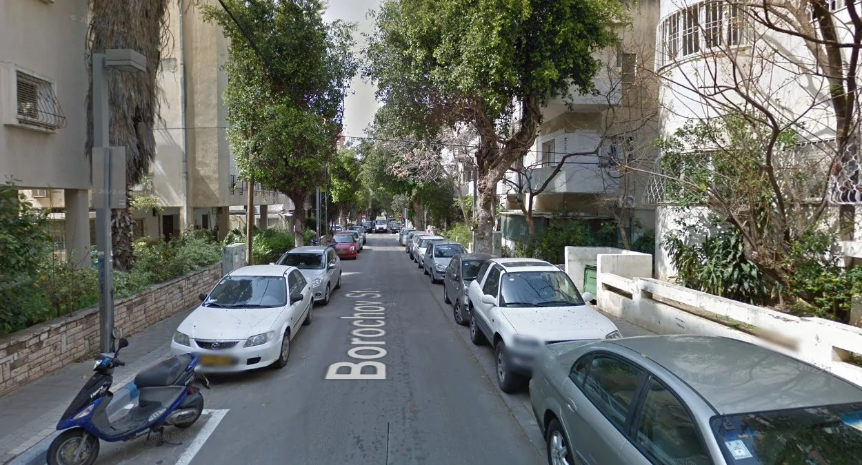 特拉維夫路邊停滿車輛