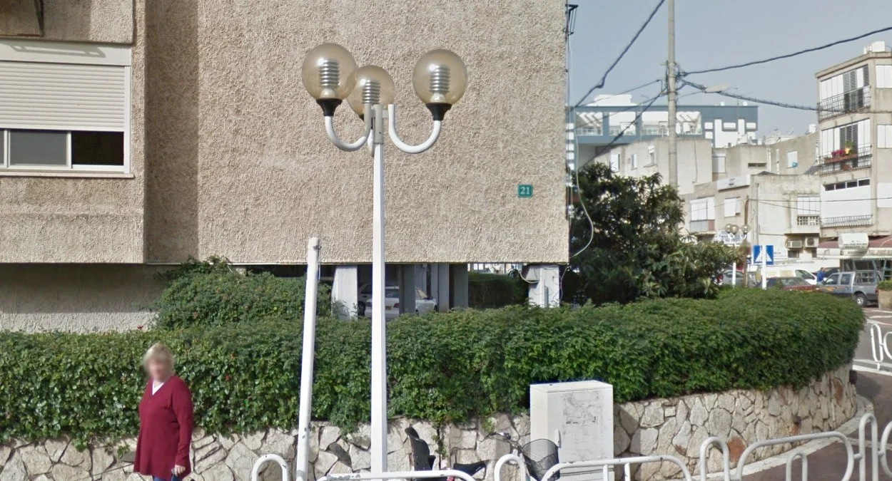 納哈里亞白色三臂燈柱