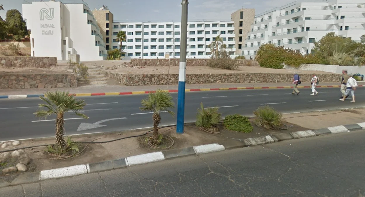 埃拉特藍白塗漆電線桿