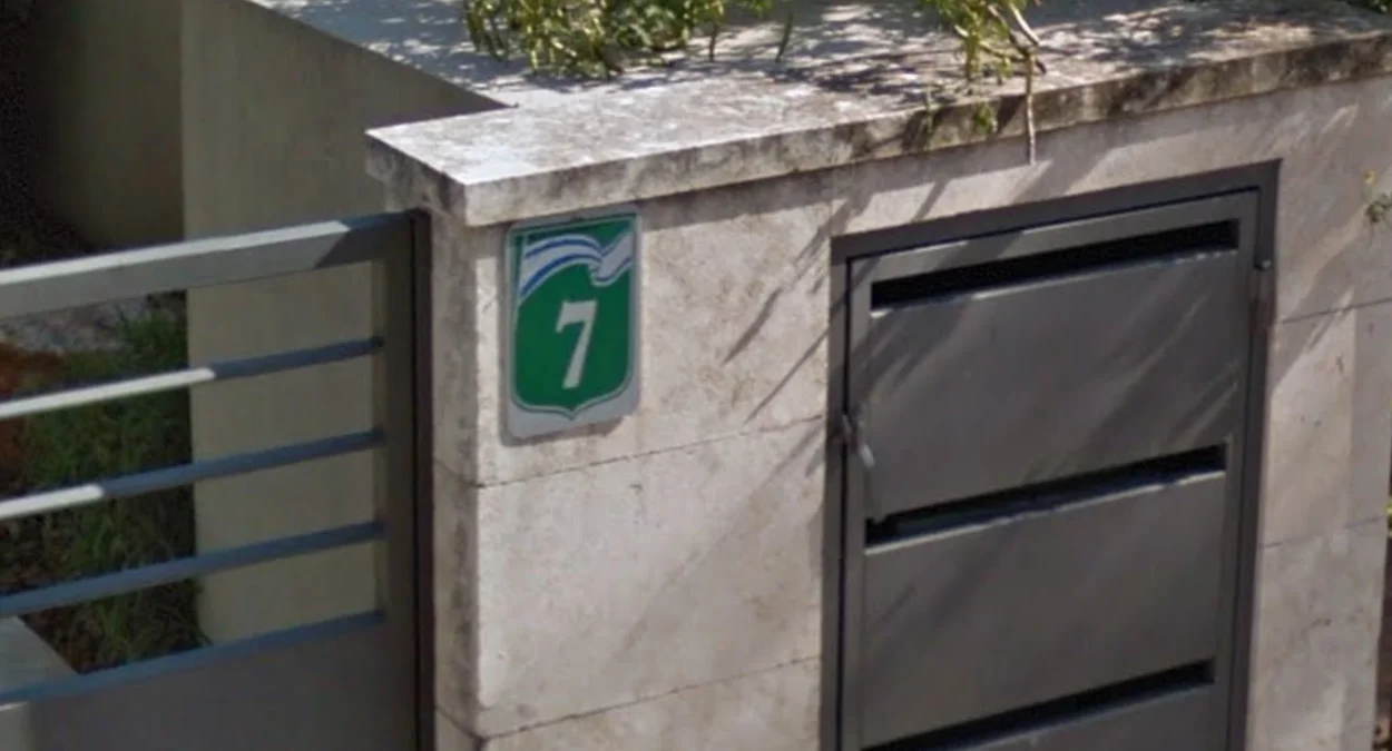 內斯齊奧納國旗門牌