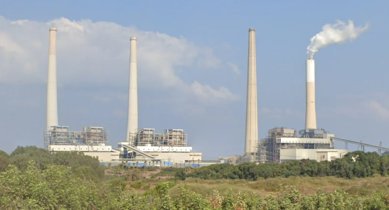 內坦亞海岸高聳工業煙囪