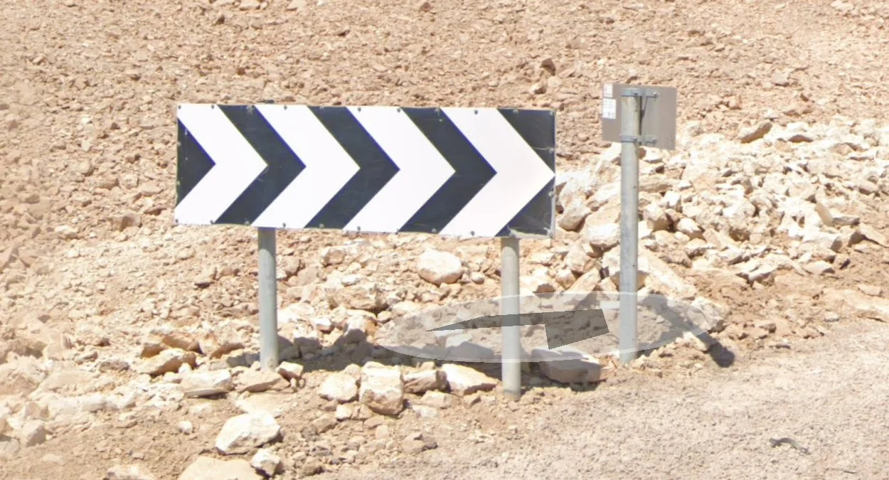 白底黑箭導向標誌