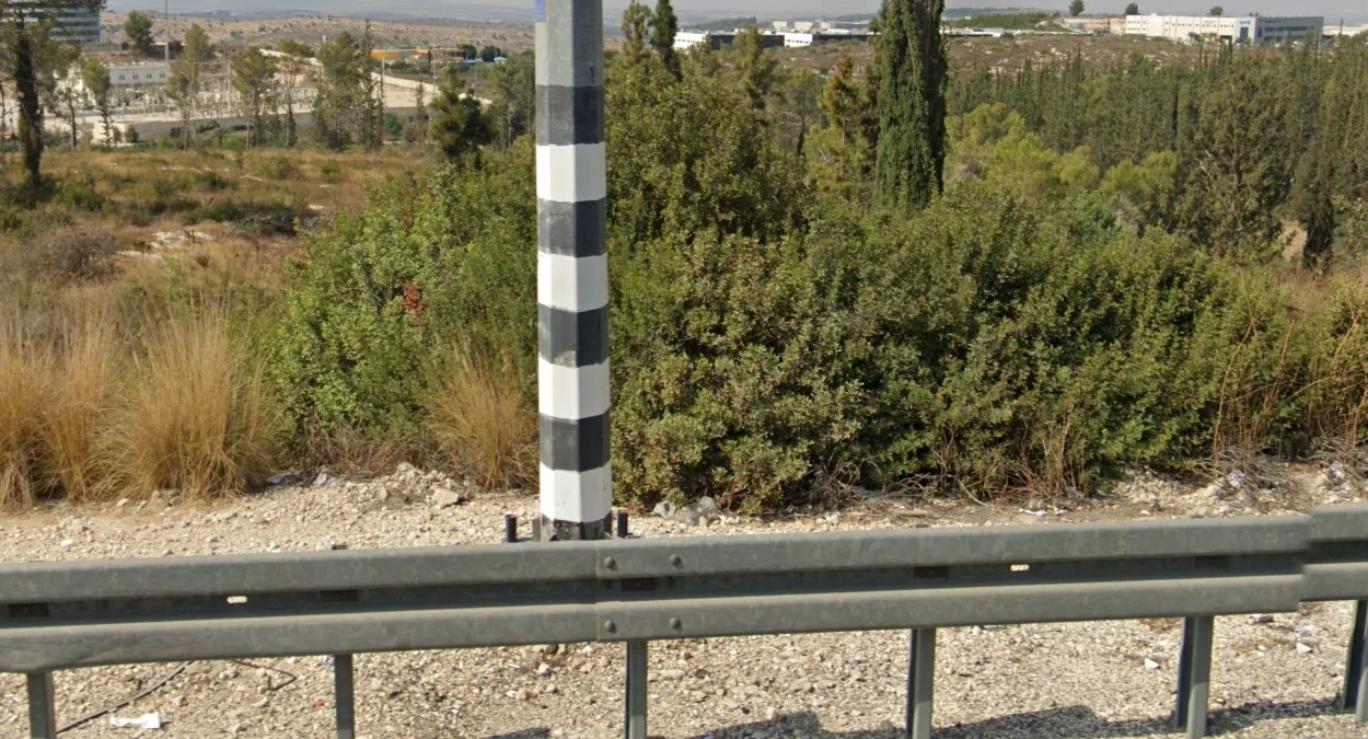 電線桿黑白條紋底部