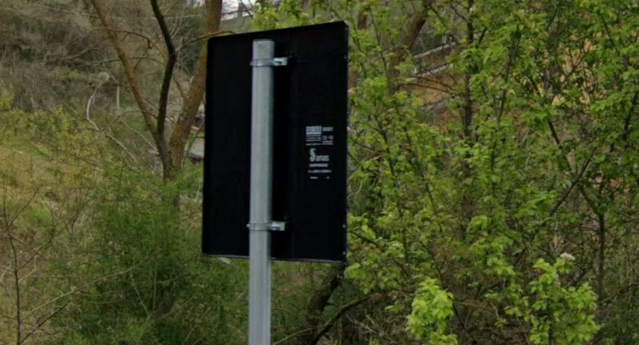 路標背面黑色或深灰色