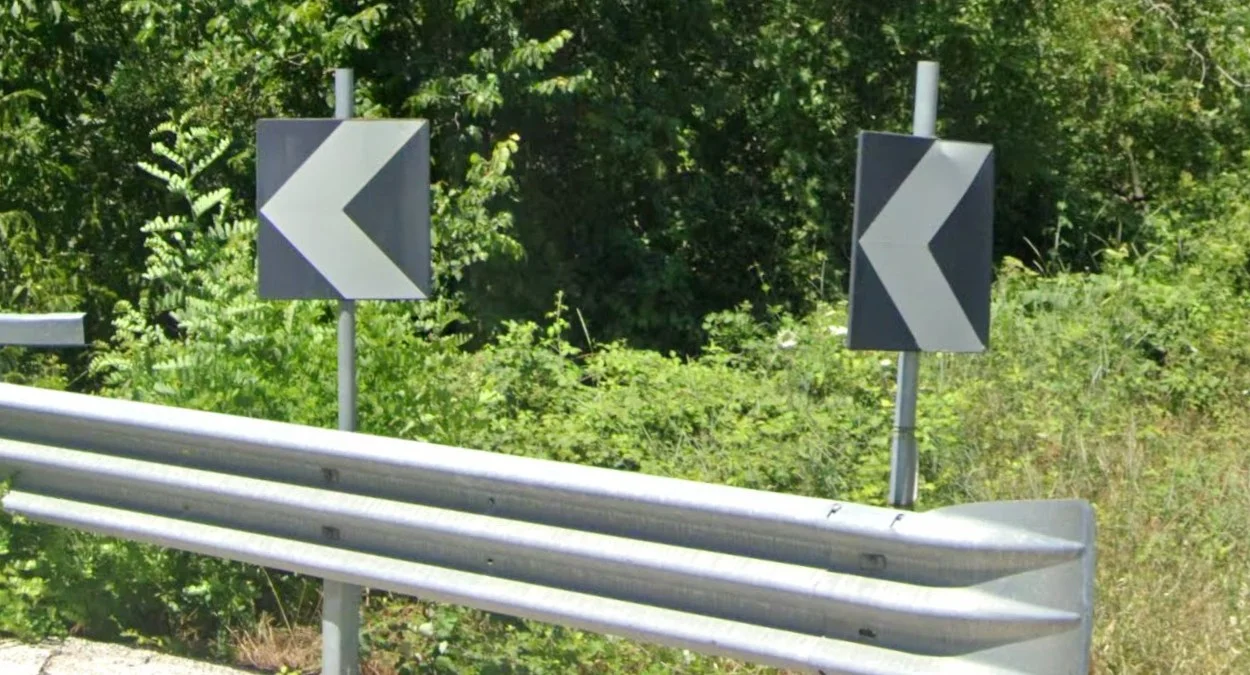 黑底白字V形標誌