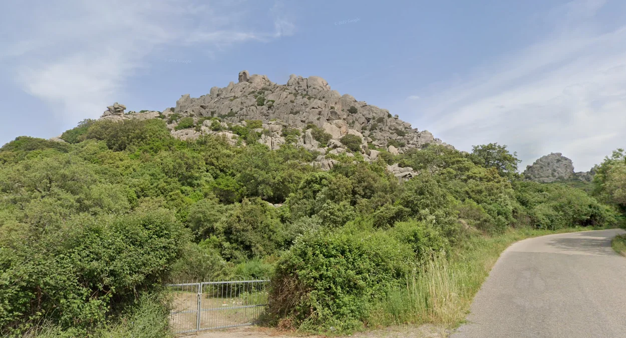 撒丁島突出灰色岩石