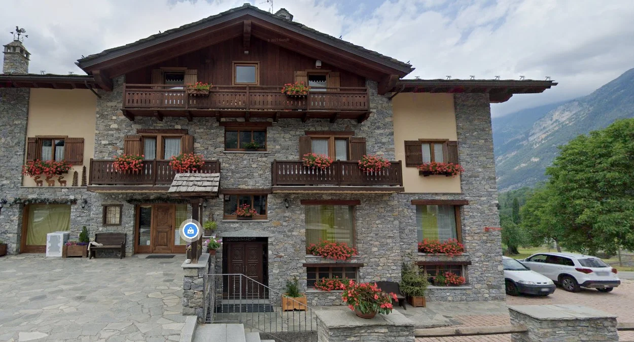 奧斯塔山谷灰色不平磚建築